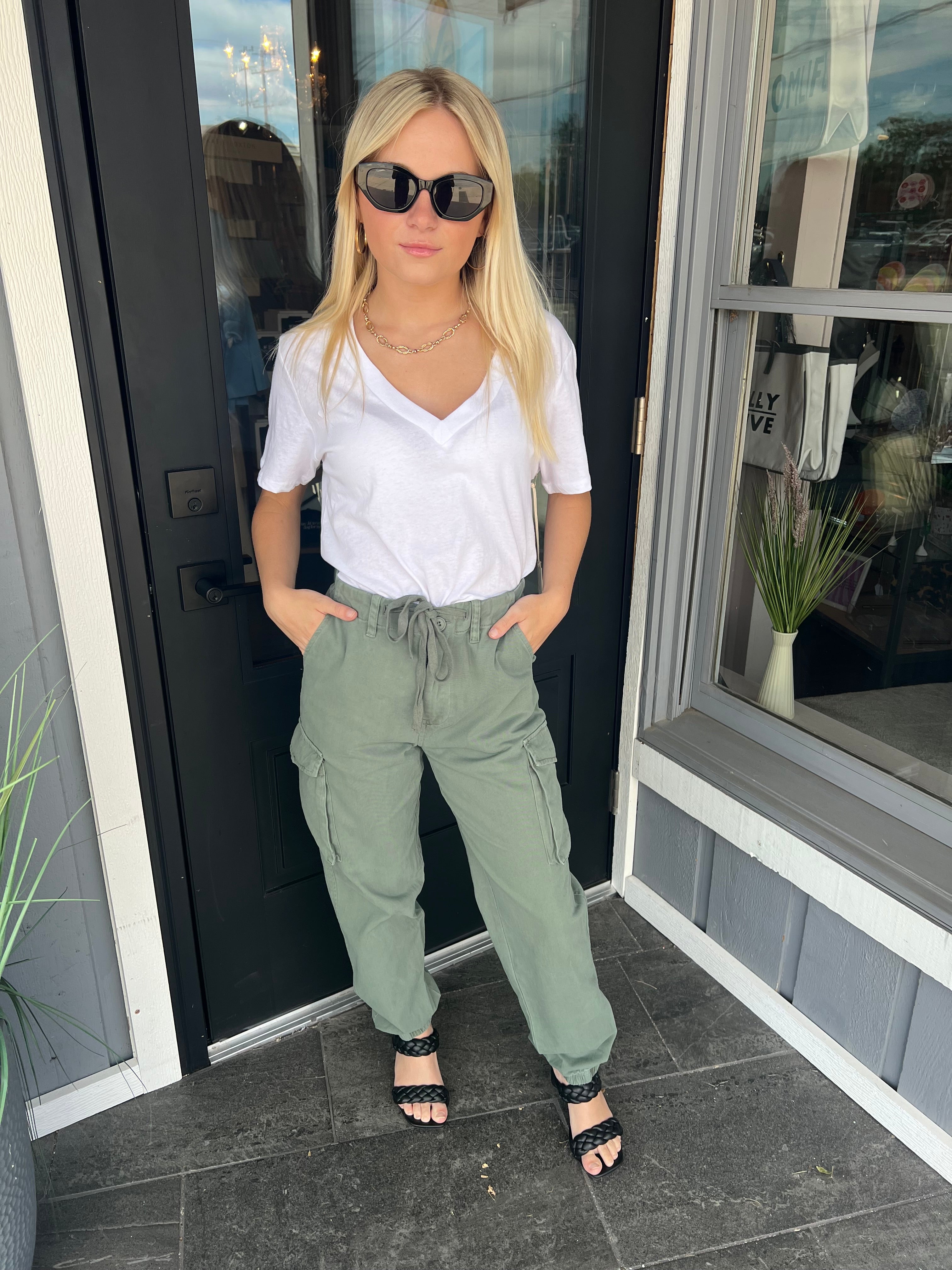 White Sweatshirt with Olive Cargo Pants Outfits (7 ideas & outfits) |  Lookastic